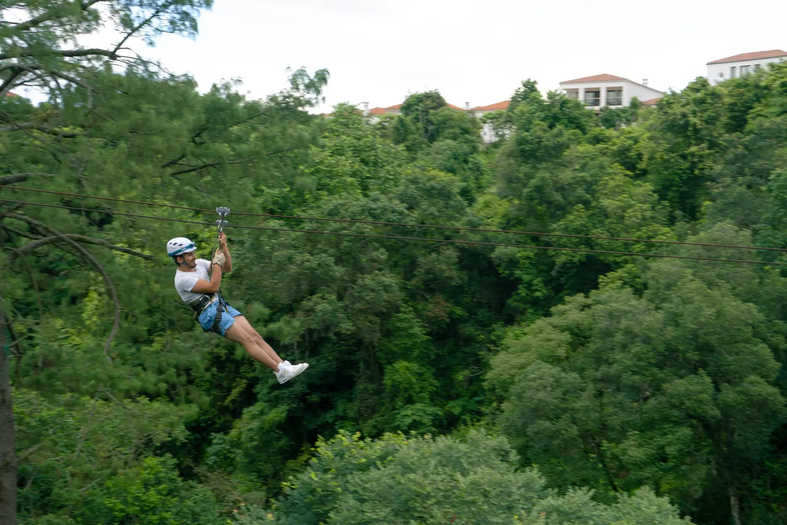 Persona volando en el canopy de Vertika sobre el bosque de Cayalá