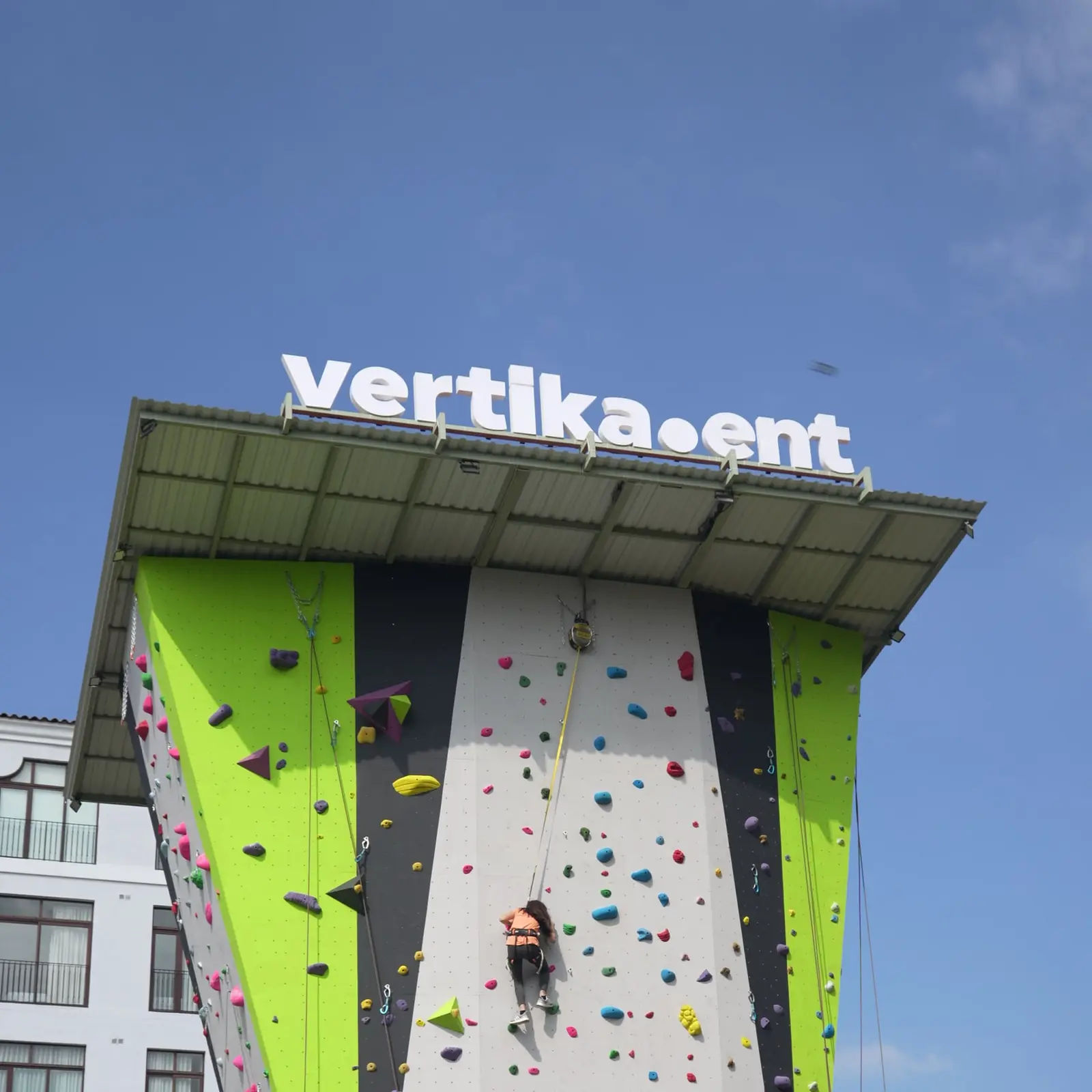 El Muro de escalada de Vertika, con su letrero, al aire libre en Ciudad Cayalá