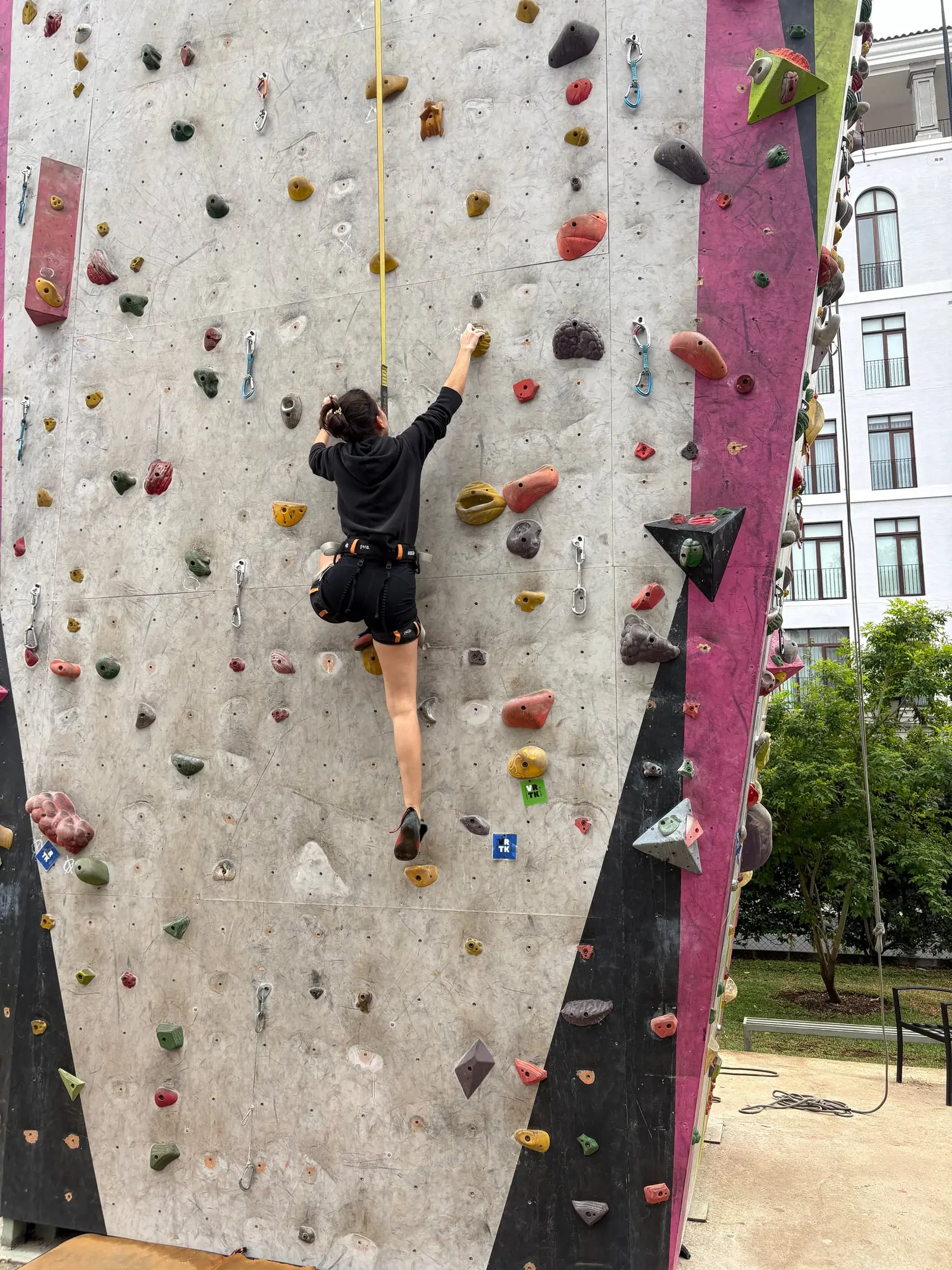 Escaladora subiendo con cuerda en El Muro